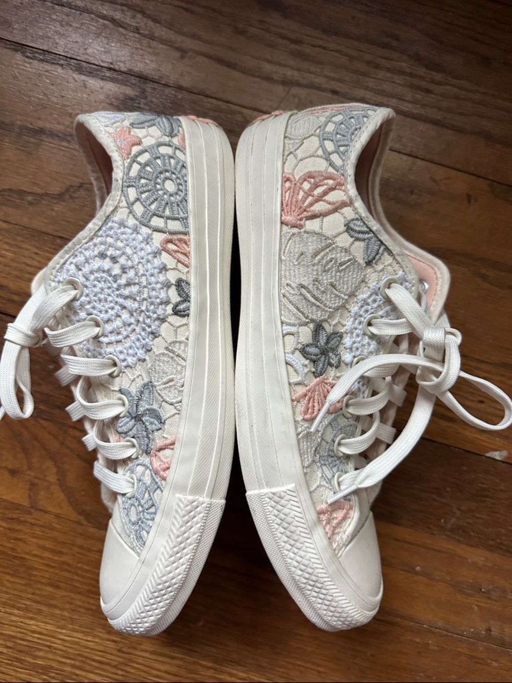 Converse Embroidered Flower Sneakers 9 - Picture 6 of 7